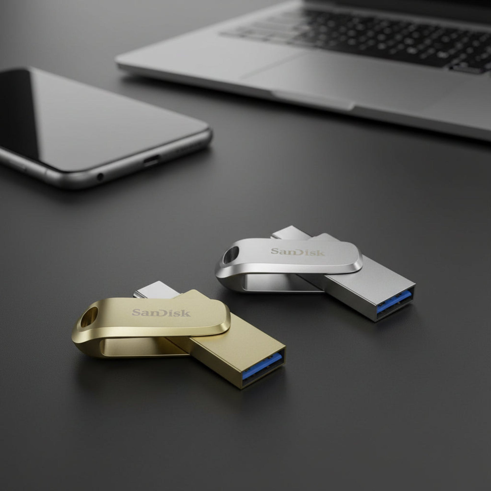 SanDisk Ultra Dual Drive Luxe USB Type-C flash drive close-up metal design.

Silver Gold